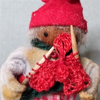 valnød nissekone med rødt strikketøj, gammelt julepynt